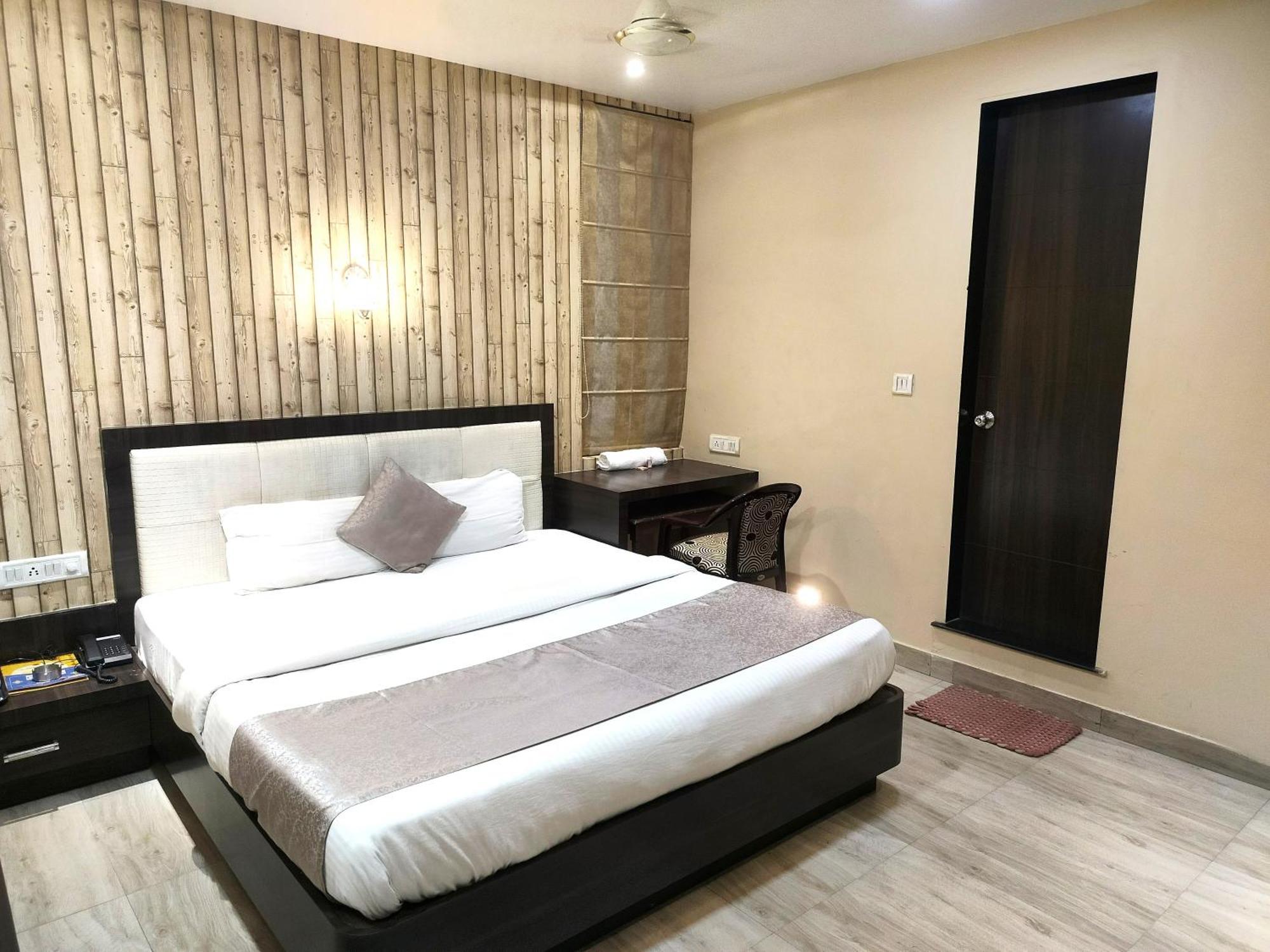 ורנאסי Royal Guest House מראה חיצוני תמונה