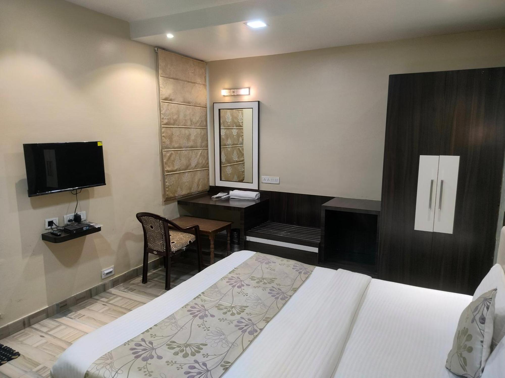 ורנאסי Royal Guest House מראה חיצוני תמונה