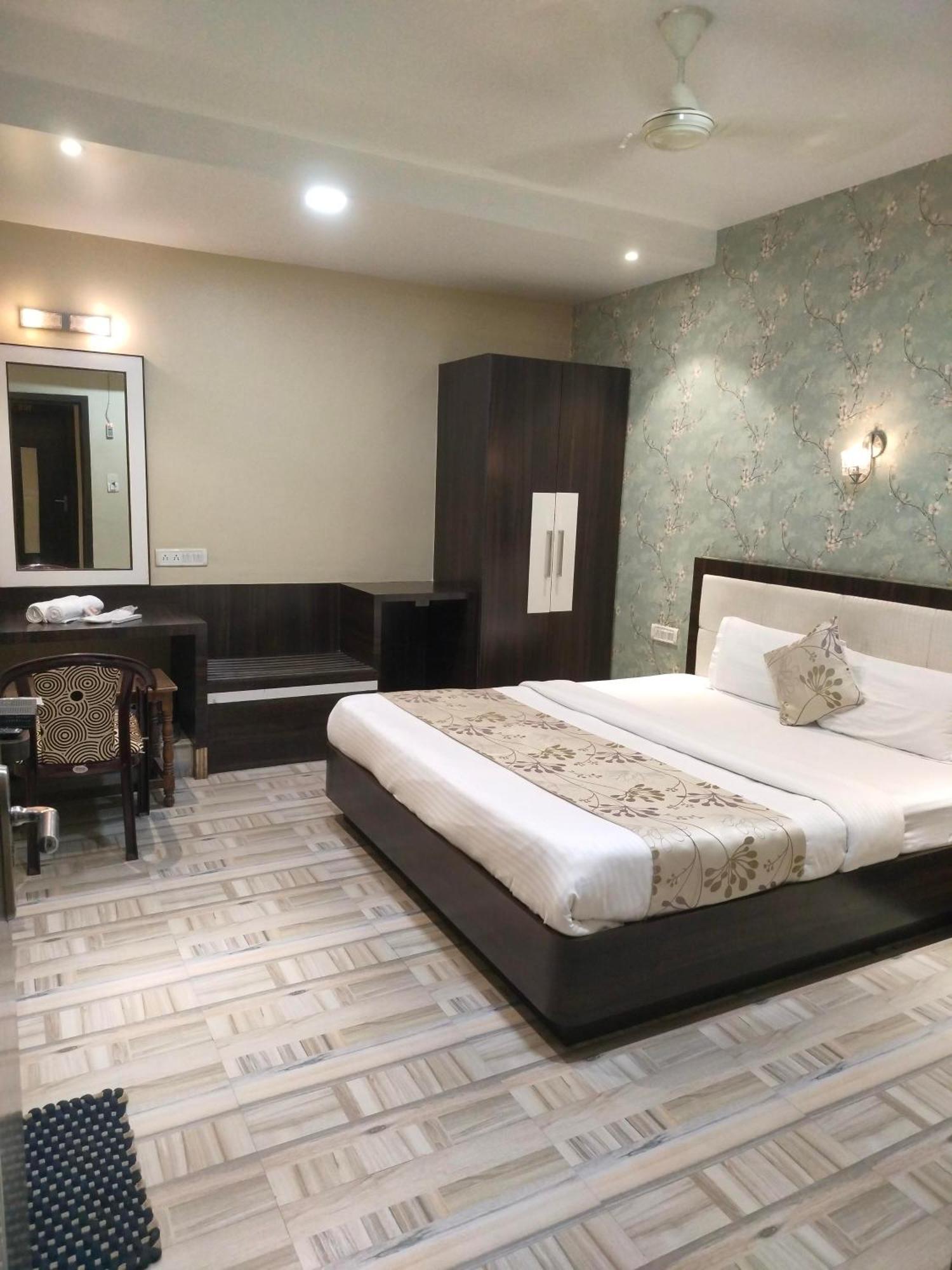 ורנאסי Royal Guest House מראה חיצוני תמונה