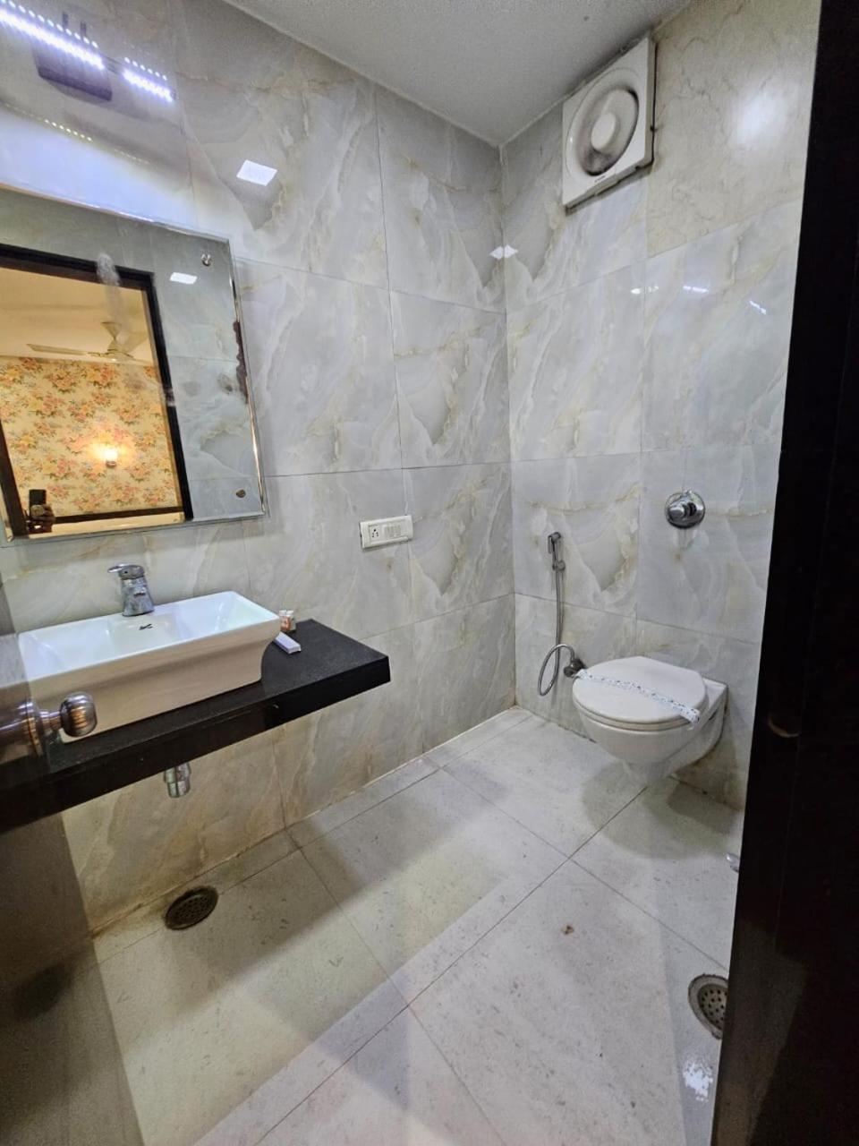 ורנאסי Royal Guest House מראה חיצוני תמונה
