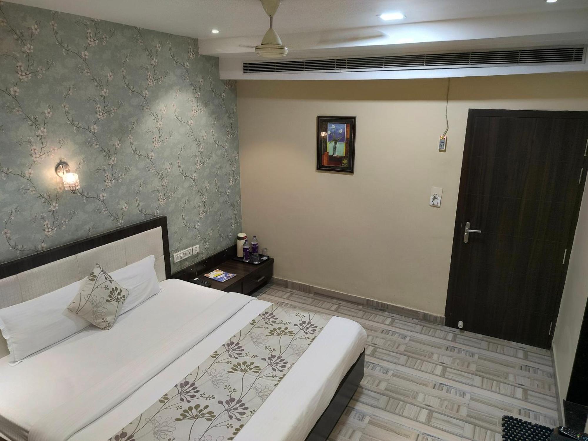 ורנאסי Royal Guest House מראה חיצוני תמונה