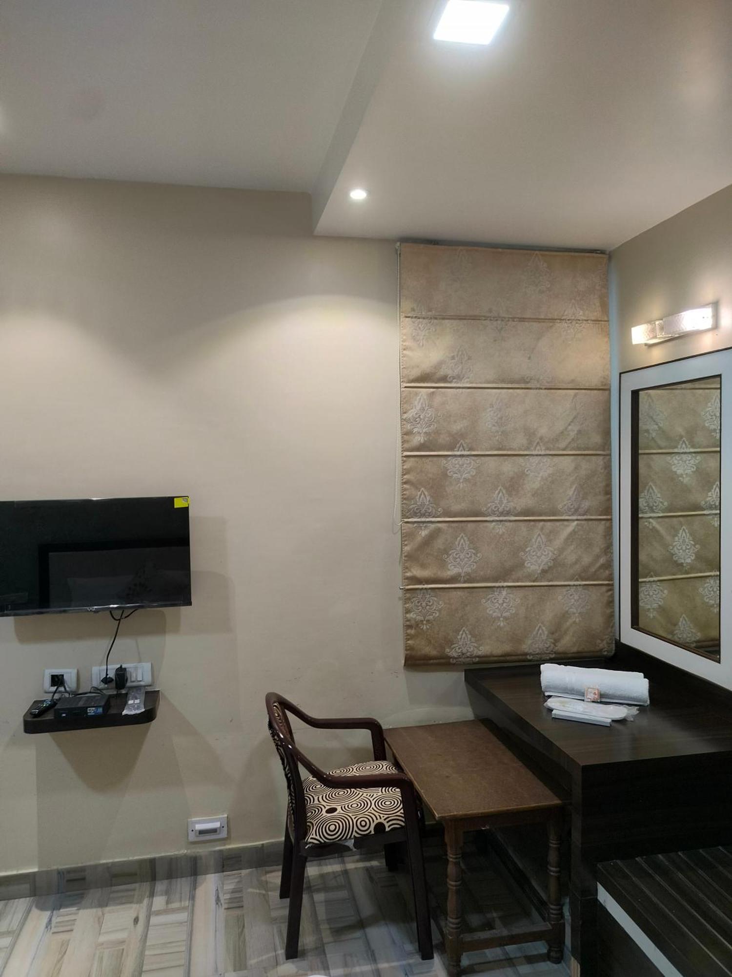 ורנאסי Royal Guest House מראה חיצוני תמונה