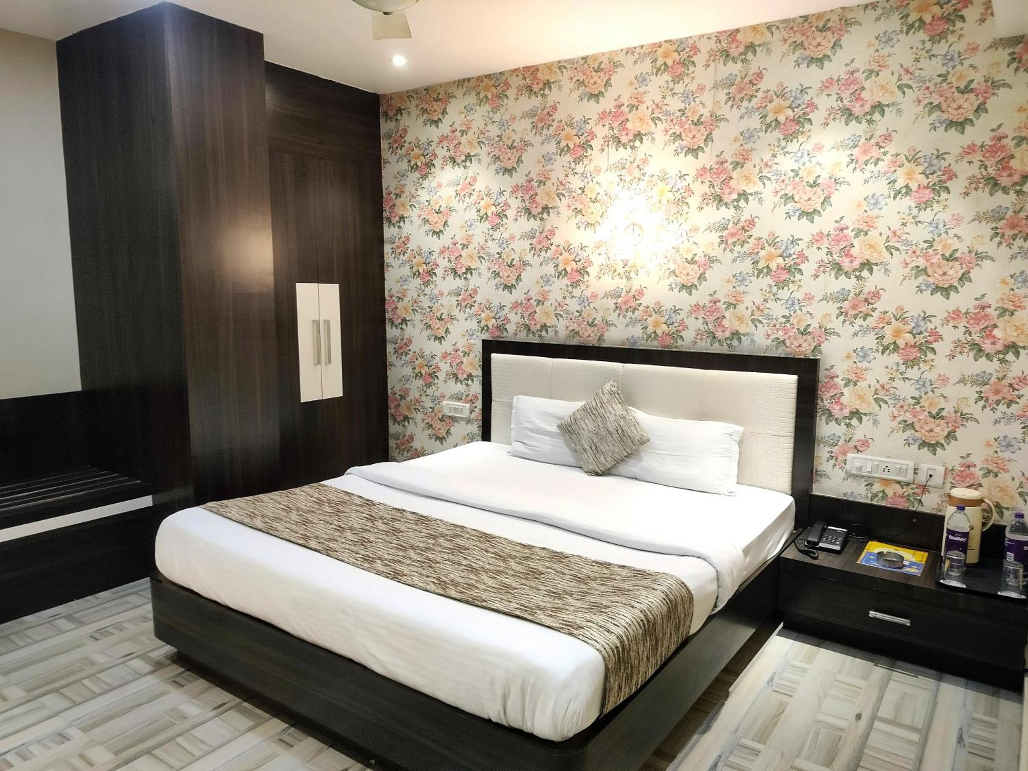 ורנאסי Royal Guest House מראה חיצוני תמונה