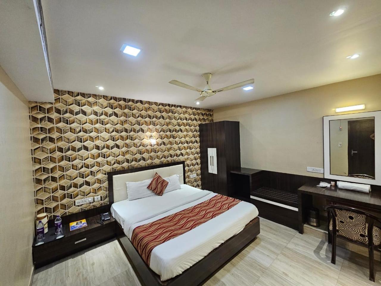 ורנאסי Royal Guest House מראה חיצוני תמונה