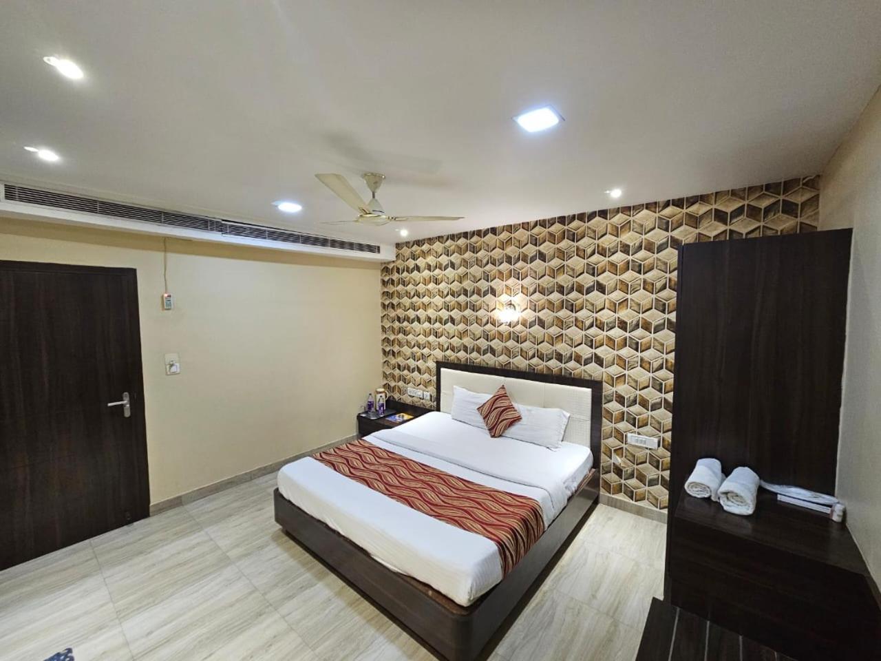 ורנאסי Royal Guest House מראה חיצוני תמונה