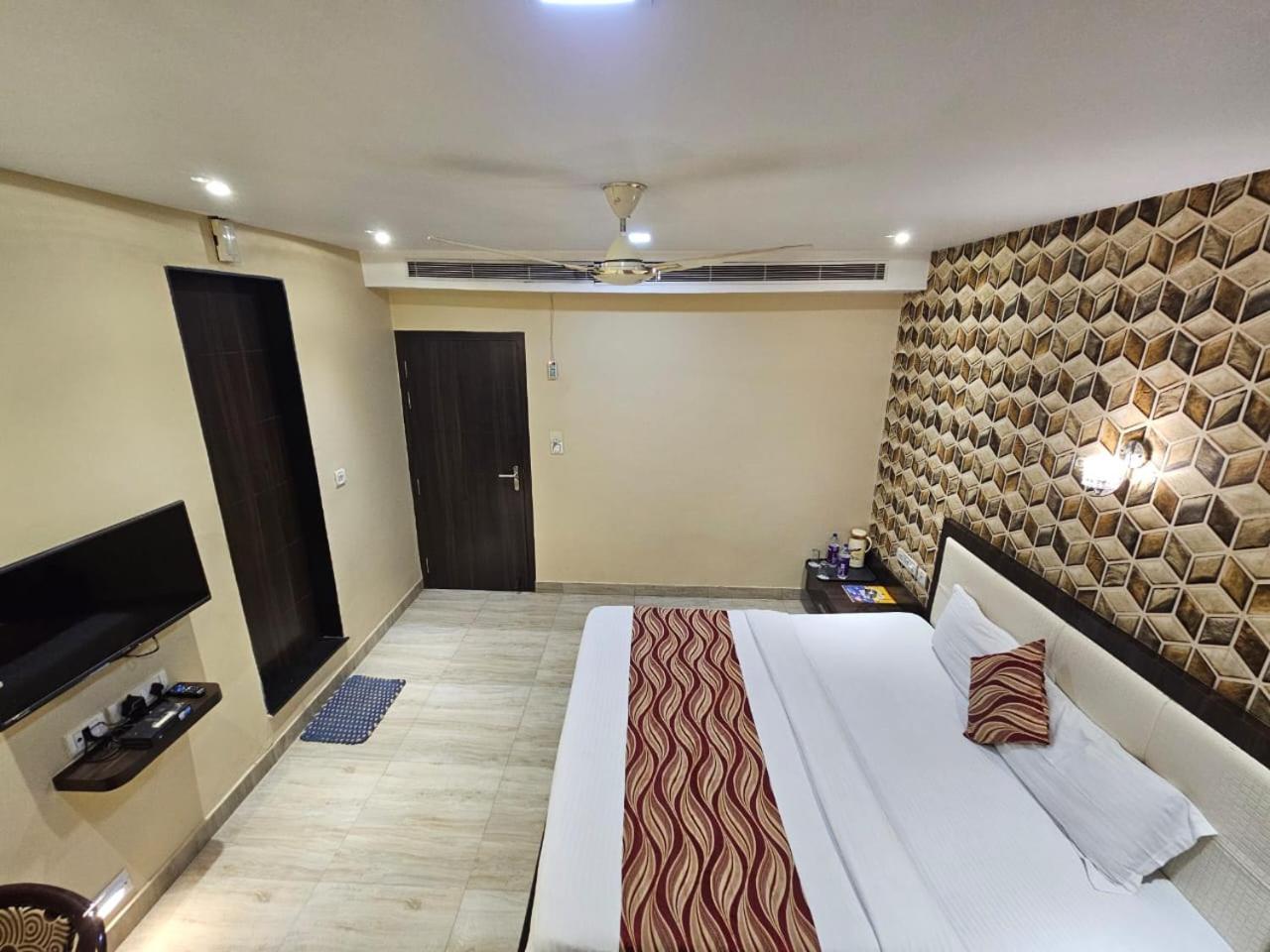 ורנאסי Royal Guest House מראה חיצוני תמונה